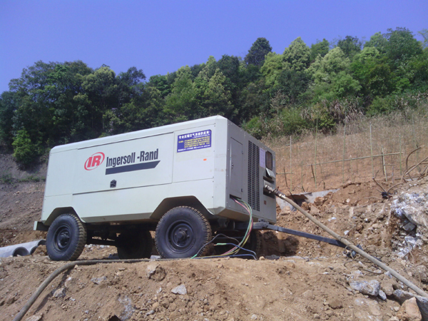 英格索兰电移动中风压空压机租赁:锚固工程高效供气的智慧选择
