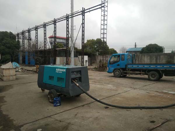 省油静音柴驱埃尔曼空压机租赁:石化防腐工程的可靠动力解决方案