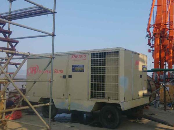 英格索兰高风压柴驱XHP1070空压机租赁:码头管道吹扫高效解决方案
