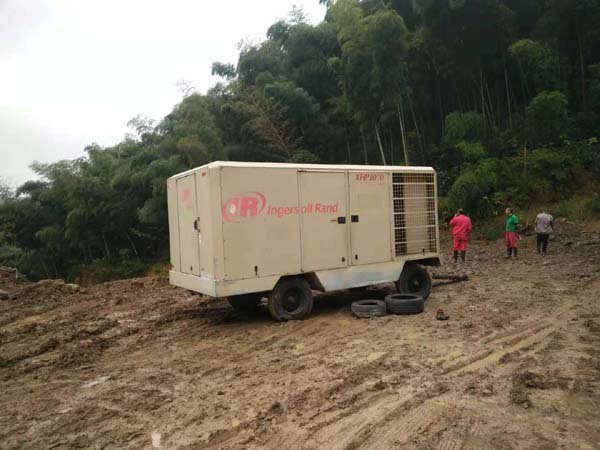 贤易柴驱空压机租赁:为管道通球作业提供可靠高压压缩空气解决方案