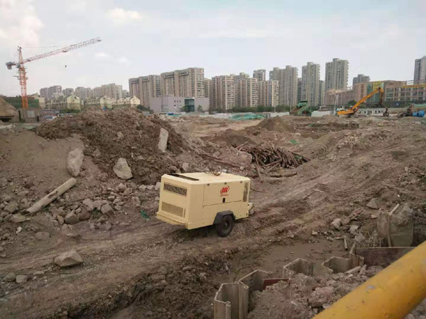 英格索兰柴驱空压机VHP400租赁:为管道通球工程提供可靠压缩空气解决方案