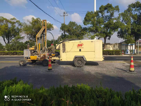 英格索兰柴驱空压机租赁:马路打孔工程的高效动力解决方案