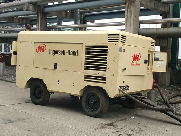 英格索兰柴驱空压机租赁服务于嘉兴管道试压,助力工程高效推进