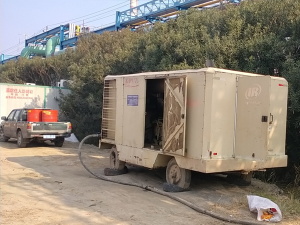 英格索兰XHP1070柴驱高压空压机租赁为管道试压提供高压气源,保障工程高效安全