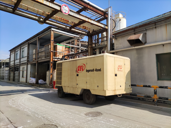英格索兰HP1600大排量柴驱空压机租赁进行吹扫服务,高效解决工业管道清洁难题