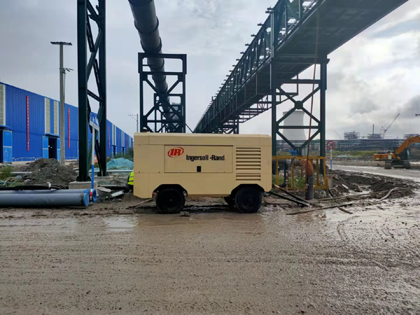 贤易空压机租赁为江苏化工厂建设提供柴驱空压机进行管道吹扫试压服务,助力项目高效推进